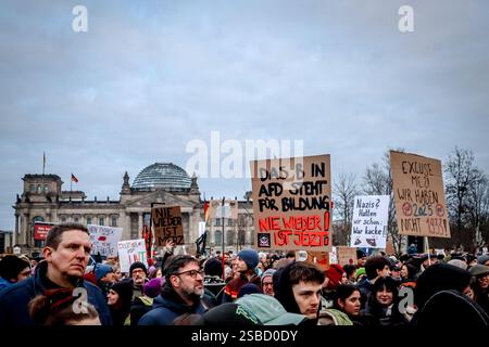 Berlin - 2. Februar 2025: Demonstranten bei einem marsch gegen rechtsextreme Politik vor dem Reichstagsgebäude mit deutschsprachigem Protestzeichen Stockfoto