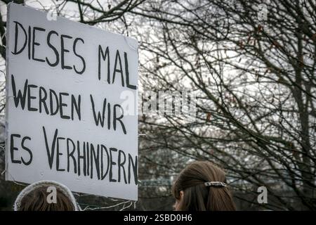 Berlin, 2. Februar 2025: Das Protestschild gegen FAR.Right lautet: „Dieses Mal werden wir es verhindern“. Stockfoto