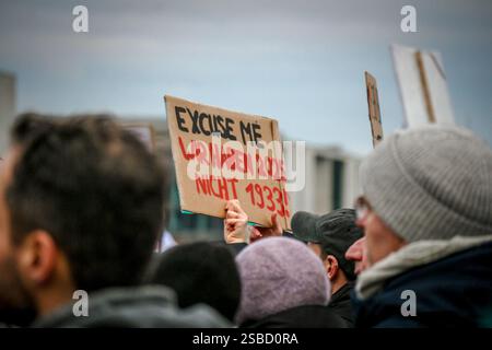 Berlin - 2. Februar 2025: Protestzeichen mit der Aufschrift 'Excuse me wir haben 2025 nicht 1933' 2025 1933. Stockfoto