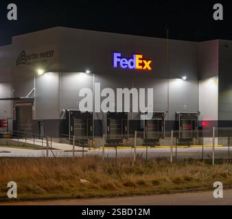 Nitra, Slowakei - 31. Januar 2025 : FedEx-Schild auf einem Bürogebäude in Nitra. Slowakei. FedEx Corporation ist ein US-amerikanischer globaler Kurierdienst Stockfoto