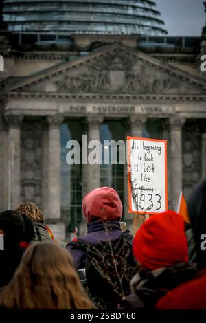 Berlin, Deutschland - Februar 2,2025: Demonstranten bei einem Anti-AfD-marsch vor dem Reichstagsgebäude. Auf einem Schild steht: „Es sieht langsam aus wie 1933.“ Stockfoto