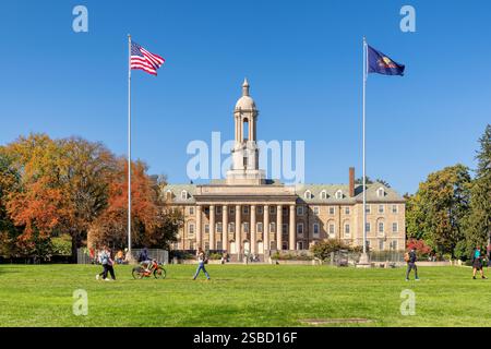 Das Old Main Gebäude auf dem Campus der Penn State University am sonnigen Herbsttag, State College, Pennsylvania. Stockfoto