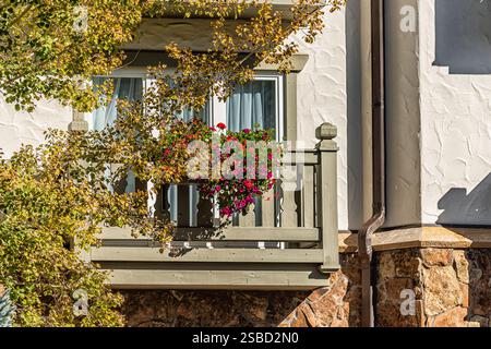 Vail, Colorado Skigebiet Stadt mit Außenbalkon des Hotelgebäudes in schweizer Architektur in der Herbstsaison Nahaufnahme der calibrachoa Blumen Stockfoto