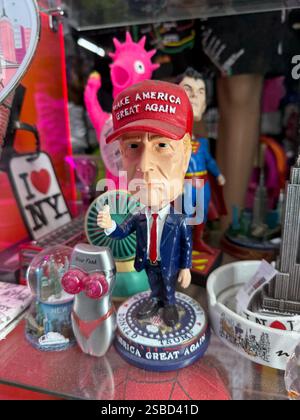 Präsident Donald Trump Puppe mit Superman über der linken Schulter im Fenster eines Souvenirshops in Midtown Manhattan, New York City. Stockfoto
