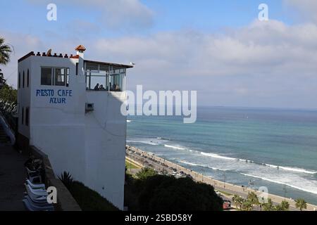 Restaurant Cafe Azur mit Blick auf das Wasser in Tanger Stockfoto