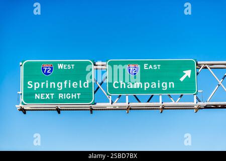 Highway 72 Road in Illinois mit Schild Ausfahrt Richtung Osten nach Champaign und Westen nach Springfield, nächste rechts mit blauem Himmel Hintergrund Stockfoto