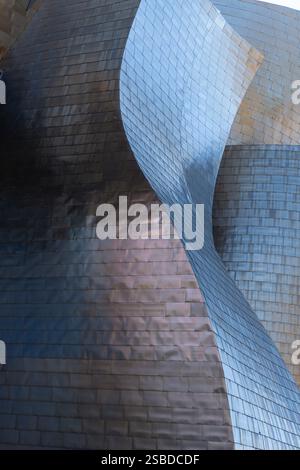 Detail der modernen Titanfassade des Guggenheim Museums in Bilbao, Baskenland, Spanien. Stockfoto