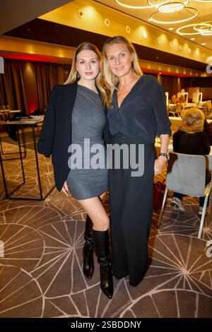 Magdalena Brzeska mit Tochter Noemi Peschel bei Vorabend-Empfang zur Lambertz Montagabend im Rahmen der ISM 25 Köln. *** Magdalena Brzeska mit Tochter Noemi Peschel beim Pre-Event-Empfang für Lambertz Montagabend auf der ISM 25 Köln Stockfoto
