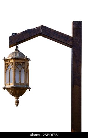 Eine Lampe hängt an einem Holzmast Stockfoto