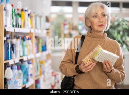 Ältere Frauen wählen Kleiderschränke aus Holz oder Kunststoff im Baumarkt Stockfoto