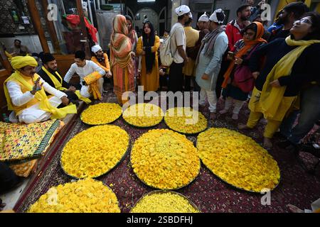 Neu-Delhi, Indien. Februar 2025. NEW DELHI, INDIEN - 2. FEBRUAR: Menschen aus allen Gemeinden versammelten sich, um Basant Panchami am 2. Februar 2025 in Nizamuddin Dargah in Neu-Delhi zu feiern. Basant Panchami, auch bekannt als Saraswati Puja, markiert den Beginn des Frühlings und ist der Göttin Saraswati gewidmet. Es ist ein verheißungsvoller Tag für Neuanfänge, vor allem in Bildung, Kunst und Musik. (Foto: Salman Ali/Hindustan Times/SIPA USA) Credit: SIPA USA/Alamy Live News Stockfoto
