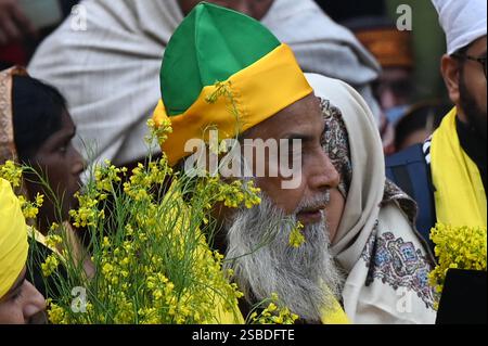 Neu-Delhi, Indien. Februar 2025. NEW DELHI, INDIEN - 2. FEBRUAR: Menschen aus allen Gemeinden versammelten sich, um Basant Panchami am 2. Februar 2025 in Nizamuddin Dargah in Neu-Delhi zu feiern. Basant Panchami, auch bekannt als Saraswati Puja, markiert den Beginn des Frühlings und ist der Göttin Saraswati gewidmet. Es ist ein verheißungsvoller Tag für Neuanfänge, vor allem in Bildung, Kunst und Musik. (Foto: Salman Ali/Hindustan Times/SIPA USA) Credit: SIPA USA/Alamy Live News Stockfoto