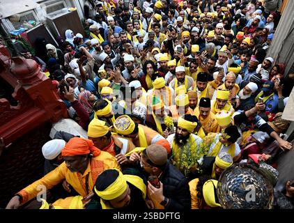 Neu-Delhi, Indien. Februar 2025. NEW DELHI, INDIEN - 2. FEBRUAR: Menschen aus allen Gemeinden versammelten sich, um Basant Panchami am 2. Februar 2025 in Nizamuddin Dargah in Neu-Delhi zu feiern. Basant Panchami, auch bekannt als Saraswati Puja, markiert den Beginn des Frühlings und ist der Göttin Saraswati gewidmet. Es ist ein verheißungsvoller Tag für Neuanfänge, vor allem in Bildung, Kunst und Musik. (Foto: Salman Ali/Hindustan Times/SIPA USA) Credit: SIPA USA/Alamy Live News Stockfoto