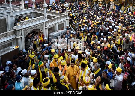 Neu-Delhi, Indien. Februar 2025. NEW DELHI, INDIEN - 2. FEBRUAR: Menschen aus allen Gemeinden versammelten sich, um Basant Panchami am 2. Februar 2025 in Nizamuddin Dargah in Neu-Delhi zu feiern. Basant Panchami, auch bekannt als Saraswati Puja, markiert den Beginn des Frühlings und ist der Göttin Saraswati gewidmet. Es ist ein verheißungsvoller Tag für Neuanfänge, vor allem in Bildung, Kunst und Musik. (Foto: Salman Ali/Hindustan Times/SIPA USA) Credit: SIPA USA/Alamy Live News Stockfoto