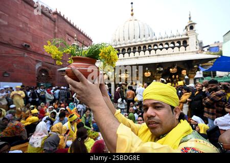 Neu-Delhi, Indien. Februar 2025. NEW DELHI, INDIEN - 2. FEBRUAR: Menschen aus allen Gemeinden versammelten sich, um Basant Panchami am 2. Februar 2025 in Nizamuddin Dargah in Neu-Delhi zu feiern. Basant Panchami, auch bekannt als Saraswati Puja, markiert den Beginn des Frühlings und ist der Göttin Saraswati gewidmet. Es ist ein verheißungsvoller Tag für Neuanfänge, vor allem in Bildung, Kunst und Musik. (Foto: Salman Ali/Hindustan Times/SIPA USA) Credit: SIPA USA/Alamy Live News Stockfoto