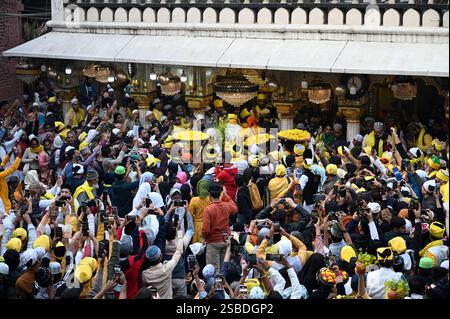 Neu-Delhi, Indien. Februar 2025. NEW DELHI, INDIEN - 2. FEBRUAR: Menschen aus allen Gemeinden versammelten sich, um Basant Panchami am 2. Februar 2025 in Nizamuddin Dargah in Neu-Delhi zu feiern. Basant Panchami, auch bekannt als Saraswati Puja, markiert den Beginn des Frühlings und ist der Göttin Saraswati gewidmet. Es ist ein verheißungsvoller Tag für Neuanfänge, vor allem in Bildung, Kunst und Musik. (Foto: Salman Ali/Hindustan Times/SIPA USA) Credit: SIPA USA/Alamy Live News Stockfoto