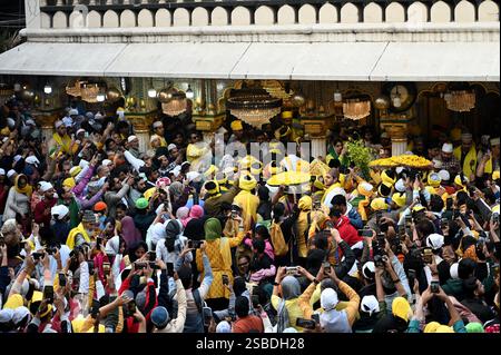 Neu-Delhi, Indien. Februar 2025. NEW DELHI, INDIEN - 2. FEBRUAR: Menschen aus allen Gemeinden versammelten sich, um Basant Panchami am 2. Februar 2025 in Nizamuddin Dargah in Neu-Delhi zu feiern. Basant Panchami, auch bekannt als Saraswati Puja, markiert den Beginn des Frühlings und ist der Göttin Saraswati gewidmet. Es ist ein verheißungsvoller Tag für Neuanfänge, vor allem in Bildung, Kunst und Musik. (Foto: Salman Ali/Hindustan Times/SIPA USA) Credit: SIPA USA/Alamy Live News Stockfoto