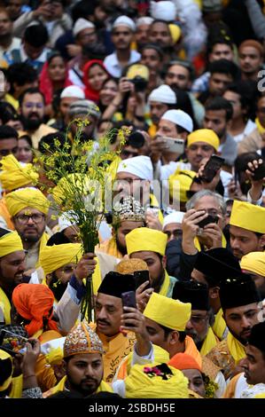 Neu-Delhi, Indien. Februar 2025. NEW DELHI, INDIEN - 2. FEBRUAR: Menschen aus allen Gemeinden versammelten sich, um Basant Panchami am 2. Februar 2025 in Nizamuddin Dargah in Neu-Delhi zu feiern. Basant Panchami, auch bekannt als Saraswati Puja, markiert den Beginn des Frühlings und ist der Göttin Saraswati gewidmet. Es ist ein verheißungsvoller Tag für Neuanfänge, vor allem in Bildung, Kunst und Musik. (Foto: Salman Ali/Hindustan Times/SIPA USA) Credit: SIPA USA/Alamy Live News Stockfoto