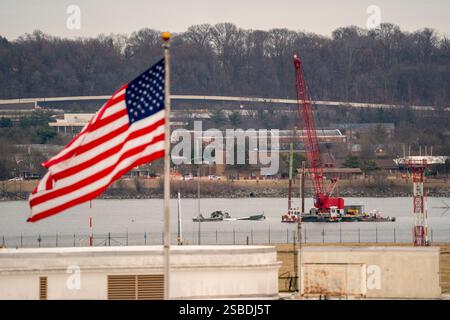 Arlington, Usa. Februar 2025. Am Sonntag, den 2. Februar 2025, werden Bergungsexperten die Überreste des American Eagle Wreckage vom Potomac River in der Nähe des Reagan National Airport in Arlington, Virginia, abheben. Der American Eagle-Flug 5342 und ein Militärhubschrauber kollidierten am 29. Januar ohne Überlebende. Foto: Ken Cedeno/UPI Credit: UPI/Alamy Live News Stockfoto