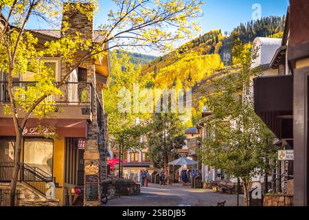 Vail, USA - 6. Oktober 2022: Ferien-Skigebiet Dorf Bridge Street in Colorado mit Schildern für Ladengeschäft in der Herbstsaison Stockfoto