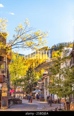 Vail, USA - 6. Oktober 2022: Skigebiet Dorf Bridge Street in Vail Colorado mit Schildern für Ladengeschäft in der Herbstsaison Stockfoto