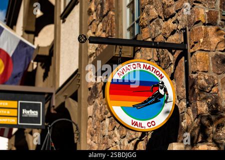 Vail, USA - 6. Oktober 2022: Shopping plaza mit dem Logo von Vail, CO colorado Stockfoto