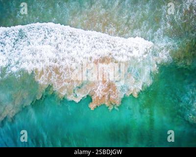 Meereswellen brechen und brechen mit Drohnen auf die Oberfläche, abstrakte Wasserwellenformen Stockfoto