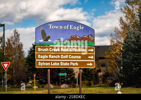 Gipsum, USA - 11. Oktober 2022: Willkommen in der Stadt Eagle County Schild Blick vom Highway in felsigen Bergen Herbstsaison und niemand Stockfoto