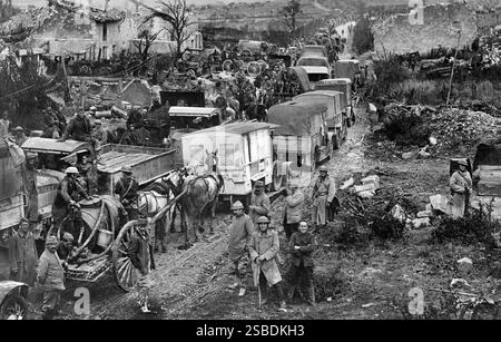 Typische Verkehrsstaus, die große Verzögerungen auf den Straßen hinter den amerikanischen Linien verursachen, Esnes, Argonne, Frankreich, US-Signalkorps, 1918 Stockfoto