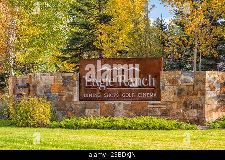 Eagle, USA - 11. Oktober 2022: Willkommen in der Gemeinde Eagle Ranch in der Grafschaft-Schild-Aussicht vom Highway in den felsigen Bergen Herbstsaison und niemand Stockfoto