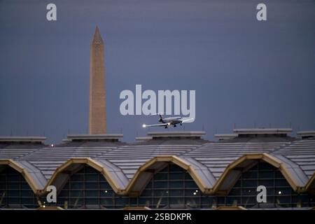 Arlington, Usa. Februar 2025. Das Washington Monument ist im Hintergrund zu sehen, als ein American Eagle am 2. Februar 2025 am Reagan National Airport in Arlington, Virginia, landet. Der American Eagle-Flug 5342 und ein Militärhubschrauber kollidierten am 29. Januar ohne Überlebende. Foto: Ken Cedeno/UPI Credit: UPI/Alamy Live News Stockfoto