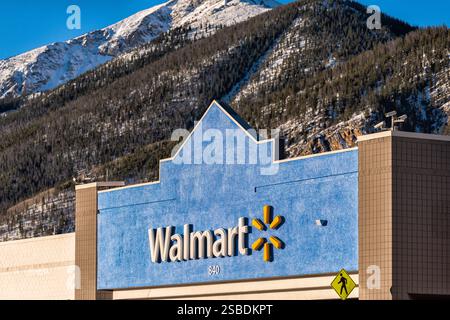 Frisco, Colorado - 1. November 2022: WESTERN Slope schneebedeckte felsige Berge im Winter vor dem Walmart Supercenter Store Stockfoto