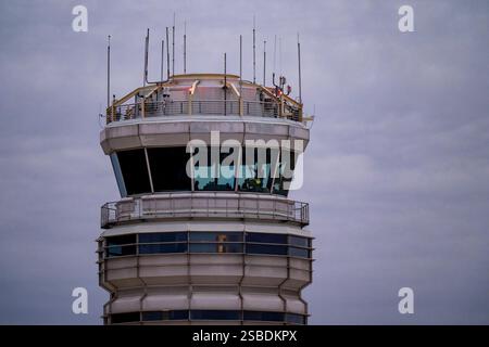 Arlington, Usa. Februar 2025. Der Kontrollturm ist am 2. Februar 2025 am Reagan National Airport in Arlington, Virginia, zu sehen. Der American Eagle-Flug 5342 und ein Militärhubschrauber kollidierten am 29. Januar ohne Überlebende. Foto: Ken Cedeno/UPI Credit: UPI/Alamy Live News Stockfoto