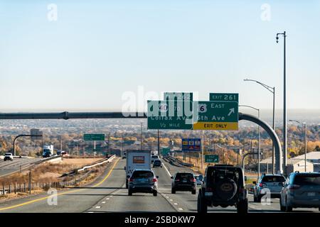 Golden, USA - 1. November 2022: Lakewood, Colorado Rocky Mountains an der Interstate 70 Highway Road Road Cars und LKW-Abfahrtsschilder nach Colorado Denver Stockfoto