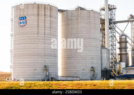 Chillicothe, USA - 2. November 2022: Ländlicher mittlerer westen in Missouri in der Nähe von Kansas City mit LKWs, Bauernsilos großes Gebäude für landwirtschaftliche Erntevorräte Stockfoto