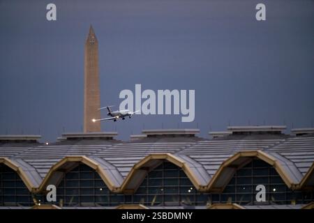 Arlington, Usa. Februar 2025. Das Washington Monument ist im Hintergrund zu sehen, als ein American Eagle am 2. Februar 2025 am Reagan National Airport in Arlington, Virginia, landet. Der American Eagle-Flug 5342 und ein Militärhubschrauber kollidierten am 29. Januar ohne Überlebende. Foto: Ken Cedeno/UPI Credit: UPI/Alamy Live News Stockfoto