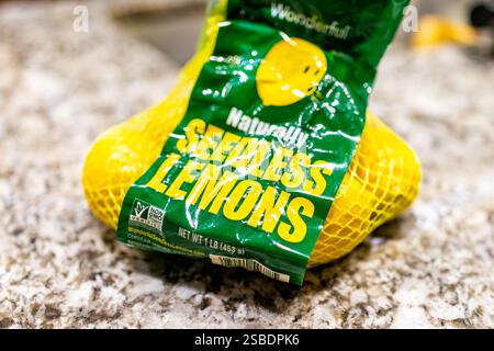 Avon, USA – 18. Oktober 2022: Zitronen produzieren Früchte in Netzbeutel aus Lebensmittelgeschäften der Marke Natural Seedless Stockfoto