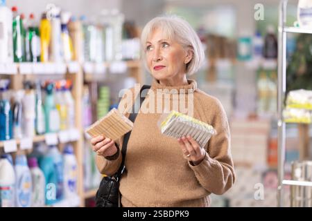 Ältere Frauen wählen Kleiderschränke aus Holz oder Kunststoff im Baumarkt Stockfoto