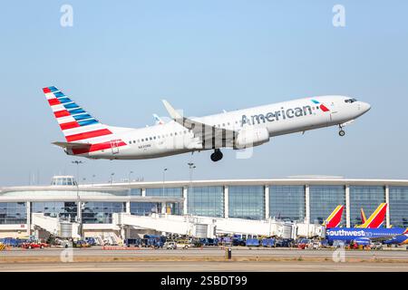 New Orleans, Louisiana, USA. Februar 2025. Ein Flug der American Airlines startet am Louis Armstrong New Orleans International Airport vor dem NFL Super Bowl LIX. In der nächsten Woche werden über 100.000 Besucher in der Stadt erwartet. Quelle: Kindell Buchanan/Alamy Live News Stockfoto