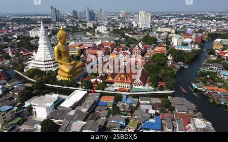 Aus der Vogelperspektive einer großen goldenen Buddha-Statue im Tempel Wat Paknam Phasi Charoen in Bangkok, Thailand. Die Statue besteht aus Bronze und Gold. Stockfoto