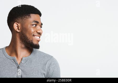 Halb verwandelt, lächelnder afroamerikaner, der auf den Kopierraum blickt Stockfoto