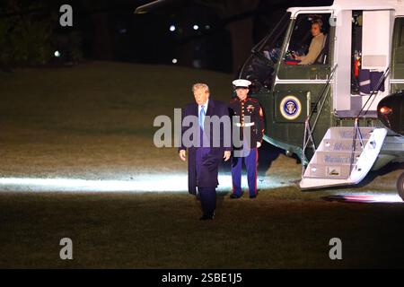 Washington DC, USA. Februar 2025. WASHINGTON – Präsident Donald Trump verlässt Marine One auf dem Südrasen des Weißen Hauses, als er von einem Wochenende in Mar-a-Lago am 2. Februar 2025 in der Nacht zurückkehrt. Die Reise ist einer von mehreren Wochenendbesuchen, die er seit Anfang des Jahres im Privatclub gemacht hat. (Foto: Joshua Sukoff/Medill News Service) Credit: Joshua Sukoff/Alamy Live News Stockfoto