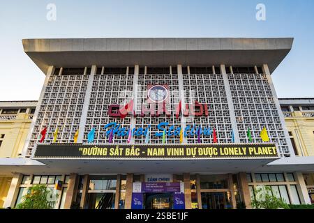 Hanoi, Vietnam - 12.22.2023: Bahnhof Hanoi in der Innenstadt von Hanoi, Vietnam, Hauptzugshalle in Hanoi Stockfoto