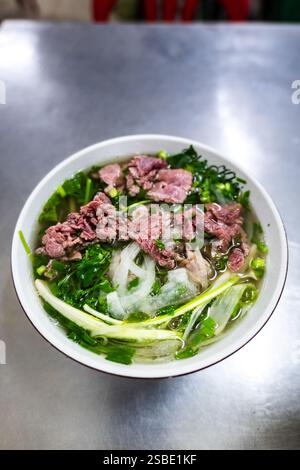 Pho Bo, berühmtes vietnamesisches Suppennudelgericht im Street Food Restaurant in Hanoi, Vietnam Stockfoto