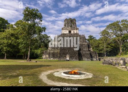 Tempel II, Tempel der Masken, der alten Maya-Stadt Tikal im tropischen Regenwald Petén, El Peten, Guatemala Stockfoto