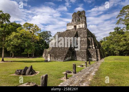Tempel II, Tempel der Masken, der alten Maya-Stadt Tikal im tropischen Regenwald Petén, El Peten, Guatemala Stockfoto