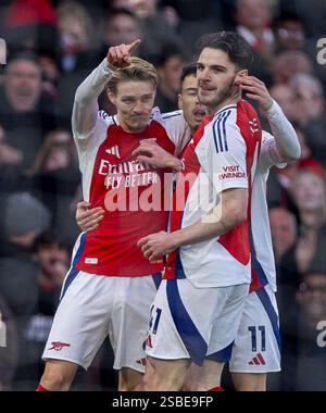 (250203) -- LONDON, 3. Februar 2025 (Xinhua) -- Martin Odegaard (L) von Arsenal feiert mit seinen Teamkollegen, nachdem er am 2. Februar 2025 das erste Tor beim englischen Premier League-Spiel zwischen Arsenal und Manchester City in London erzielt hat. (XINHUA) NUR FÜR REDAKTIONELLE ZWECKE. NICHT ZUM VERKAUF FÜR MARKETING- ODER WERBEKAMPAGNEN. KEINE VERWENDUNG MIT NICHT AUTORISIERTEN AUDIO-, VIDEO-, DATEN-, REGALLISTEN, CLUB-/LEAGUE-LOGOS ODER LIVE-DIENSTEN. ONLINE-IN-MATCH-NUTZUNG AUF 45 BILDER BESCHRÄNKT, KEINE VIDETEMULATION. KEINE VERWENDUNG BEI WETTEN, SPIELEN ODER PUBLIKATIONEN FÜR EINZELNE CLUBS/LIGA/SPIELER. Stockfoto
