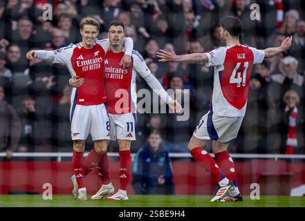 (250203) -- LONDON, 3. Februar 2025 (Xinhua) -- Martin Odegaard (L) von Arsenal feiert mit seinen Teamkollegen, nachdem er am 2. Februar 2025 das erste Tor beim englischen Premier League-Spiel zwischen Arsenal und Manchester City in London erzielt hat. (XINHUA) NUR FÜR REDAKTIONELLE ZWECKE. NICHT ZUM VERKAUF FÜR MARKETING- ODER WERBEKAMPAGNEN. KEINE VERWENDUNG MIT NICHT AUTORISIERTEN AUDIO-, VIDEO-, DATEN-, REGALLISTEN, CLUB-/LEAGUE-LOGOS ODER LIVE-DIENSTEN. ONLINE-IN-MATCH-NUTZUNG AUF 45 BILDER BESCHRÄNKT, KEINE VIDETEMULATION. KEINE VERWENDUNG BEI WETTEN, SPIELEN ODER PUBLIKATIONEN FÜR EINZELNE CLUBS/LIGA/SPIELER. Stockfoto
