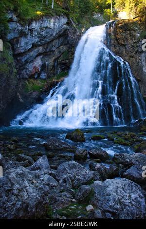 Golling Wasserfall an einem Frühlingsmorgen in Golling an der Salzach, Österreich. Stockfoto