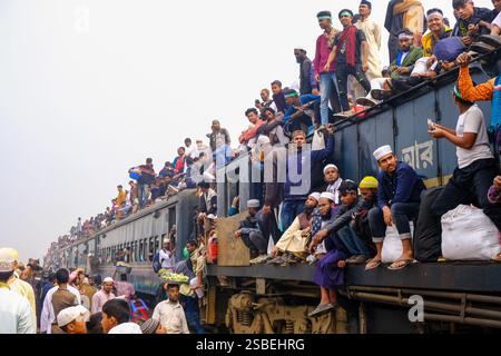 Dhaka, Khulna, Bangladesch. Februar 2025. Erkunden Sie während der muslimischen Pilgerfahrt die am meisten überfüllten Züge der Welt in Bangladesch. Die muslimische Pilgerreise „Bishwa Ijtema“ ist der muslimische Weltkongress, der seit 1942 jedes Jahr im Januar in Bangladesch stattfindet. Es ist die zweitgrößte muslimische Gemeinde der Welt nach dem heiligen Hajj, mehr als 5 Millionen Muslime versammelten sich in Bishaw Ijtema. Drei Tage lang Aktivitäten von Gläubigen, die beten, unterwegs beten, über den Islam diskutieren, baden, kochen und anderen im Kongressbereich. Während der Pilgerfahrt reisen Tausende von Gläubigen in überfüllten Zügen, auf dem Dach Stockfoto